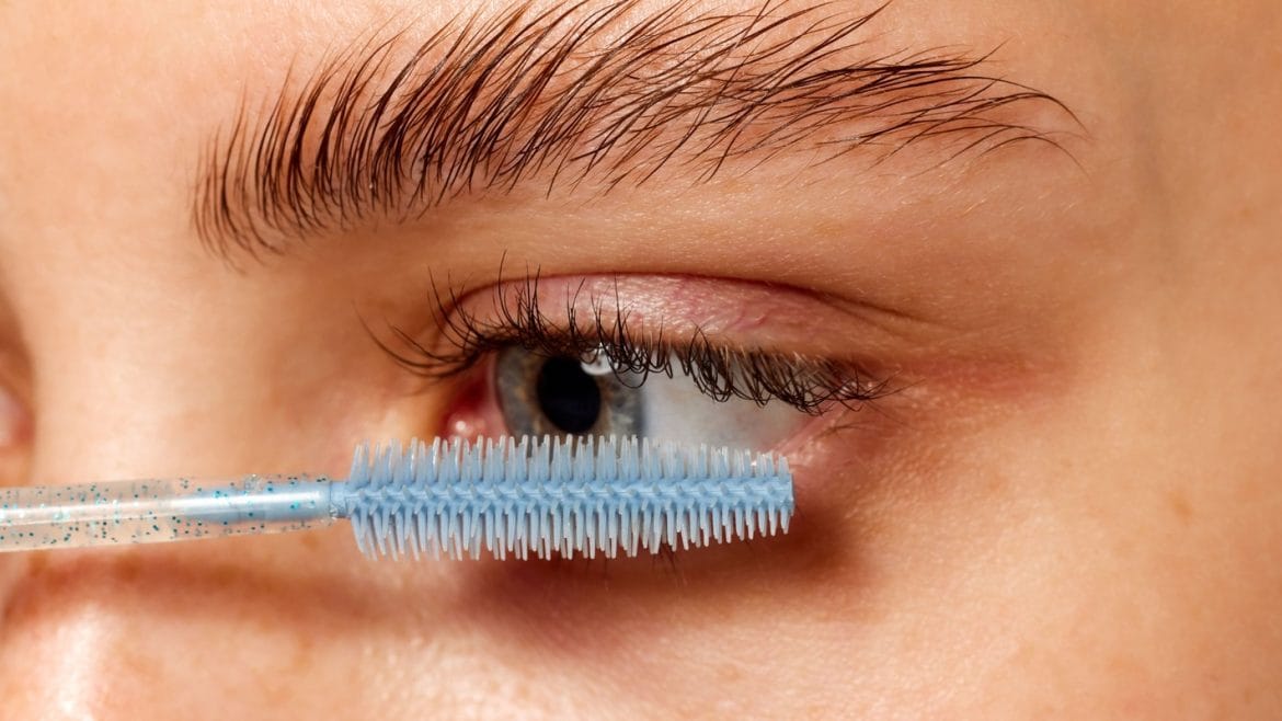 blakstienų erkutės gydymas – vokų srities valymas specialiu šepetėliu.