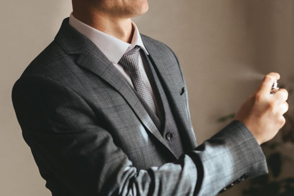 Vyras su kostiumu purškiasi kvepalus – prabangus ir klasikinis aromatas stipraus charakterio asmenybėms.