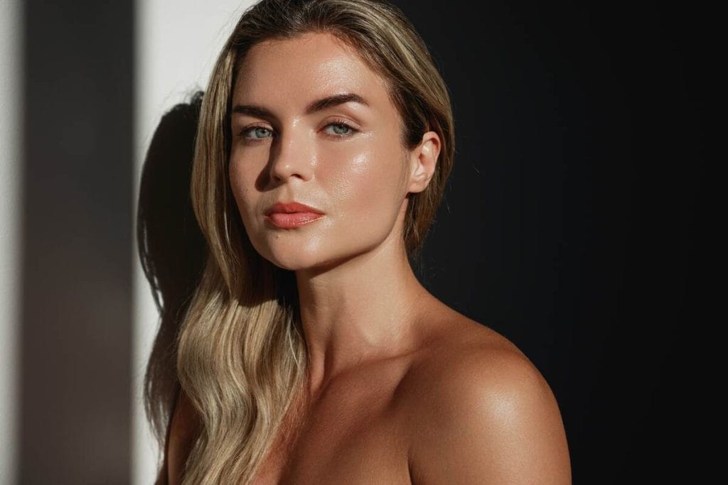 Šviesiaplaukė moteris natūralioje šviesoje, aiškiai matomu odos tonu ir plaukų atspalviu, tinkama iliustracija atspalvio parinkimui.