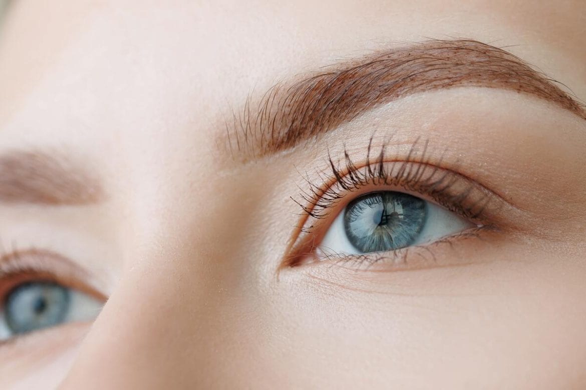 Natūrali antakių forma po tvarkingo antakių formavimo namuose