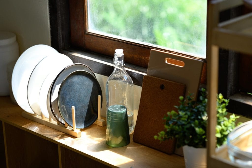 Tvarkingas indų ir pjaustymo lentelių laikymas virtuvėje pagal funkcines zonas