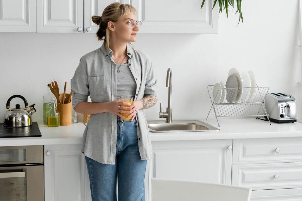 Tvarkinga ir funkcionali virtuvė, kurioje viskas išdėstyta taip, kad būtų po ranka