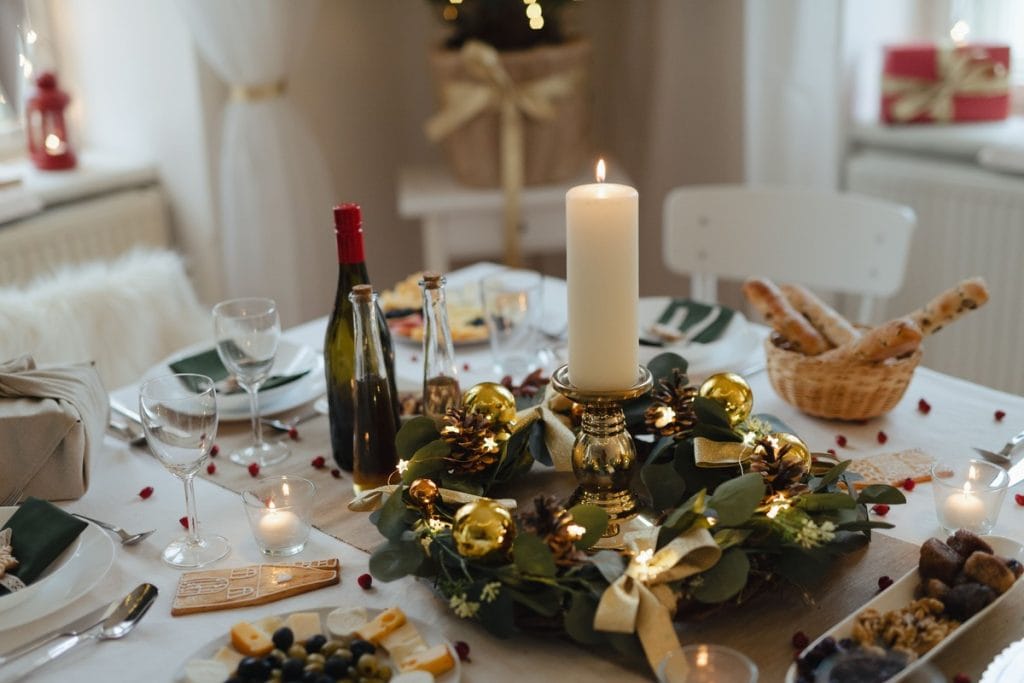 Jaukus kalėdinio stalo serviravimas namuose su žvakėmis ir šventiniu dekoru