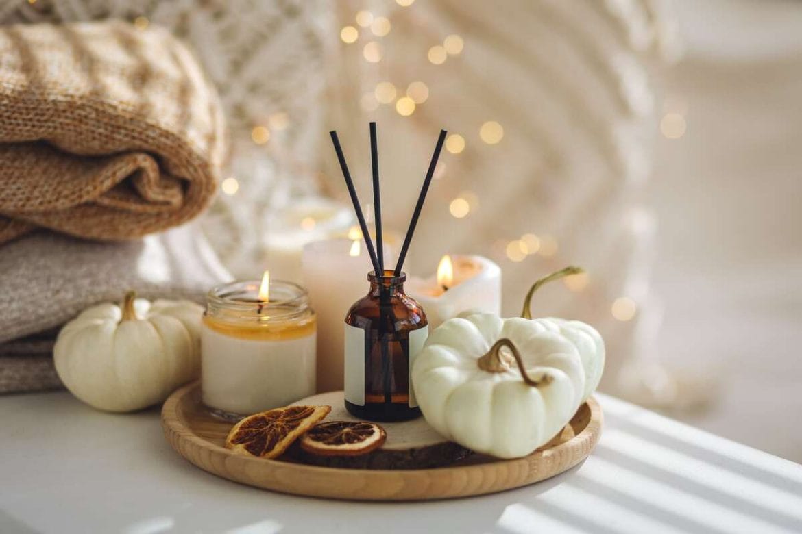 Kvapai namams su difuzoriumi, žvakėmis ir rudens dekoru sukuria jaukią atmosferą namuose.
