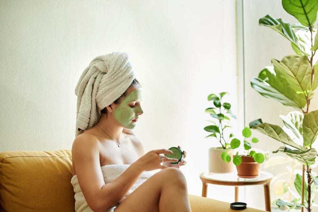 Natūrali kosmetika grožiui naudojama kasdienėje odos priežiūroje namuose, siekiant išvengti agresyvių cheminių sudedamųjų dalių