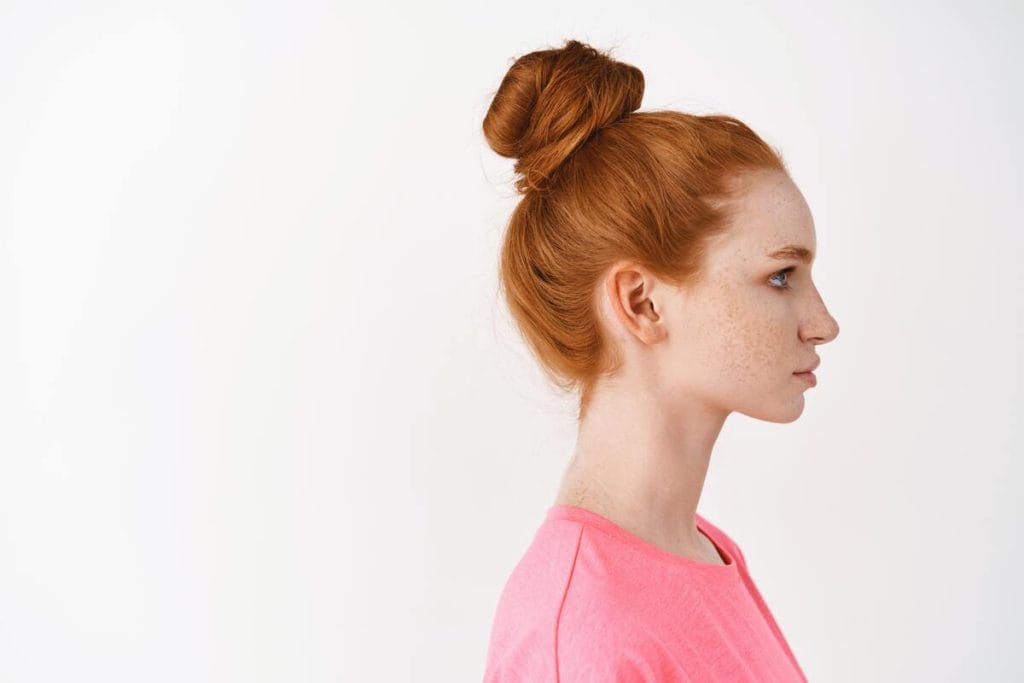 Moteris su tvarkingu kuodeliu, padedančiu paslėpti riebaluotus plaukus