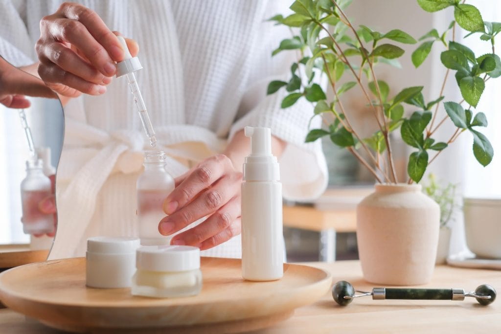 Veido priežiūros rutina su serumais ir kremais ryte ir vakare namų aplinkoje