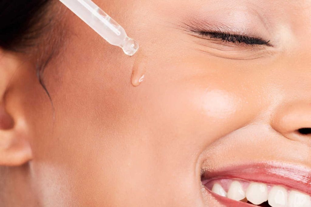 Hialurono rūgšties serumas tepamas ant veido odos siekiant gilaus drėkinimo