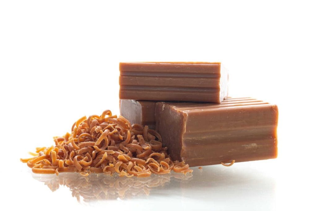 Ūkinis muilas dėmėms šalinti – kaip išvalyti dėmes iš drabužių be cheminio skalbiklio