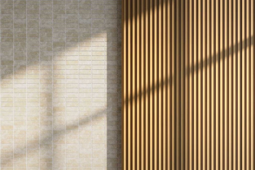 Klijuojamos sienų plokštės su vertikaliomis juostomis moderniame interjere