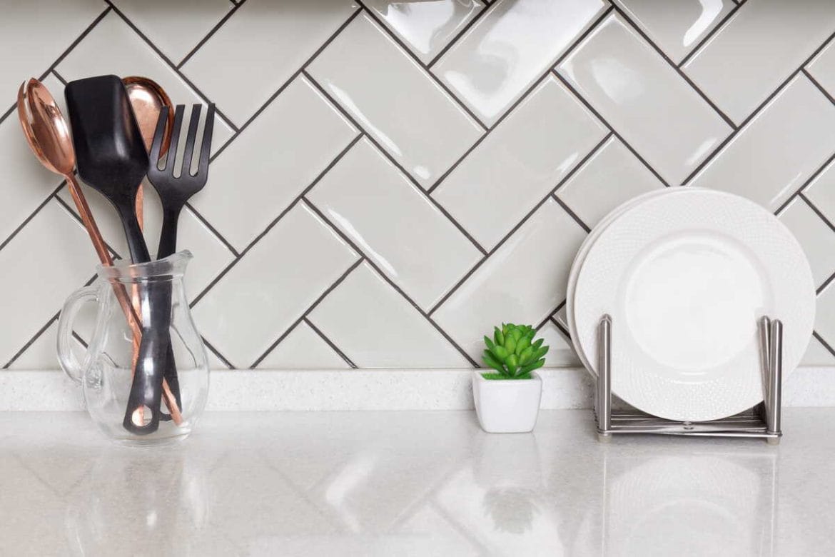 Klijuojamos sienų plokštės virtuvėje kaip plytelių alternatyva