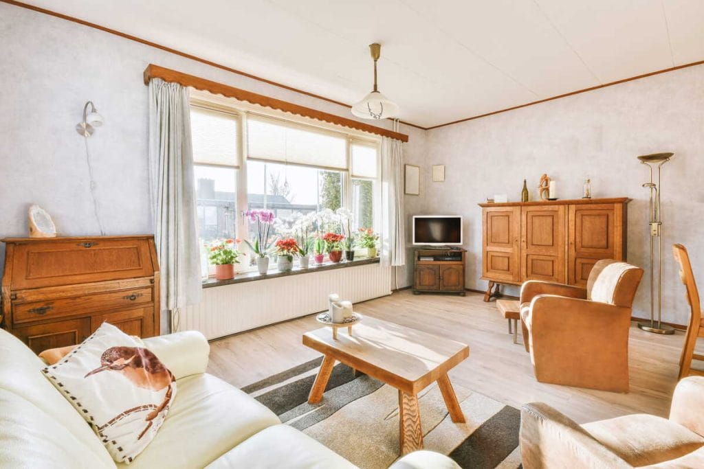 Mažo buto interjeras su funkcionaliai išdėstyta svetaine ir natūralia šviesa