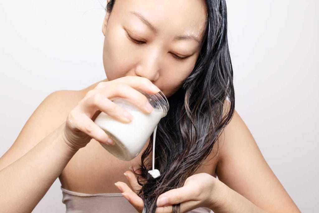 Natūrali plaukų kaukė namuose tepama ant drėgnų plaukų