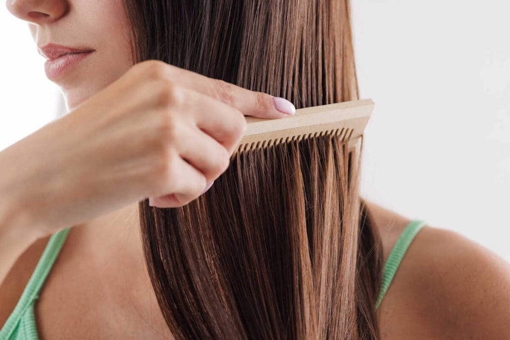 Natūrali plaukų priežiūra namuose šukuojant plaukus medinėmis šukomis