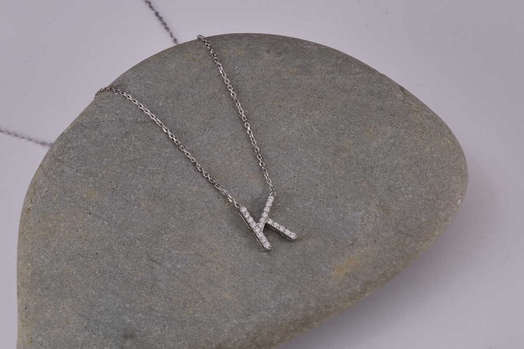 Sidabrinis pakabukas su raide – subtilūs papuošalai mergaitėms dovanai