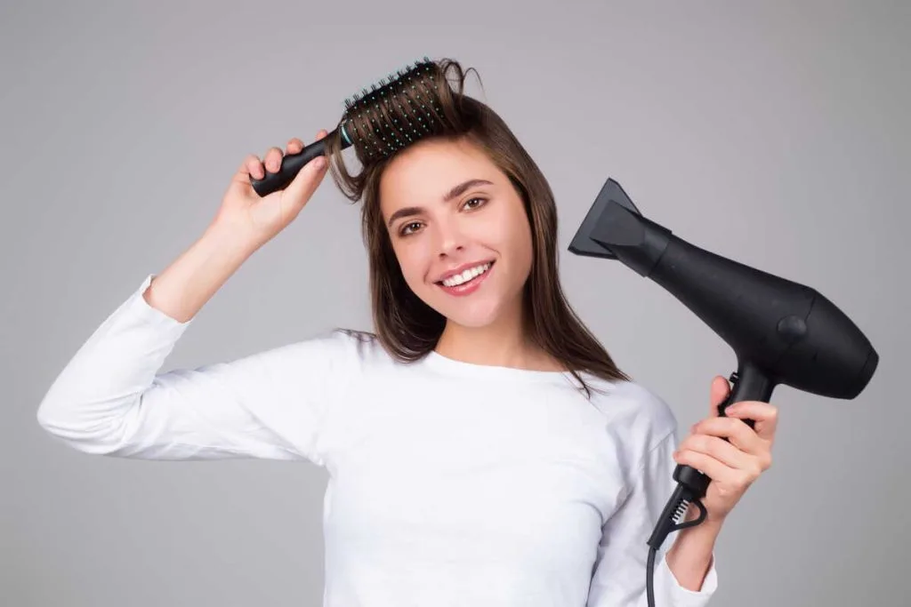 Plaukų priežiūros priemonės normaliems plaukams formuojant su šepečiu ir fenu