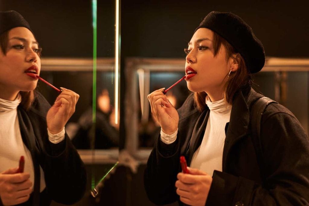 Vakarinis makiažas – lūpų dažymas prieš veidrodį ruošiantis vakarui