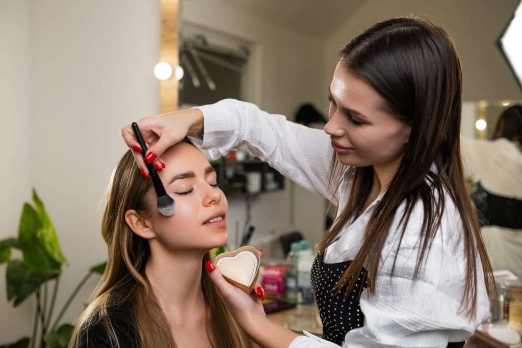 Vakarinis makiažas atliekamas profesionalios visažistės su švariais įrankiais