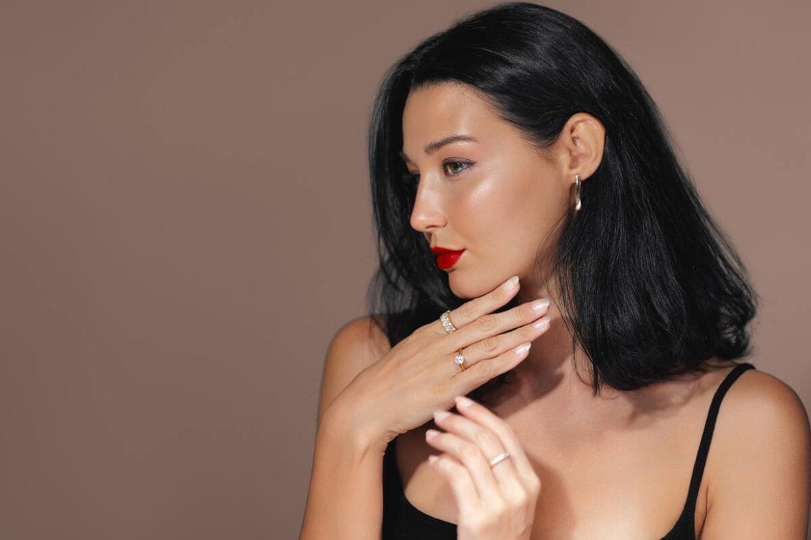 Vakarinis makiažas su ryškiomis raudonomis lūpomis ir subtiliai paryškinta oda