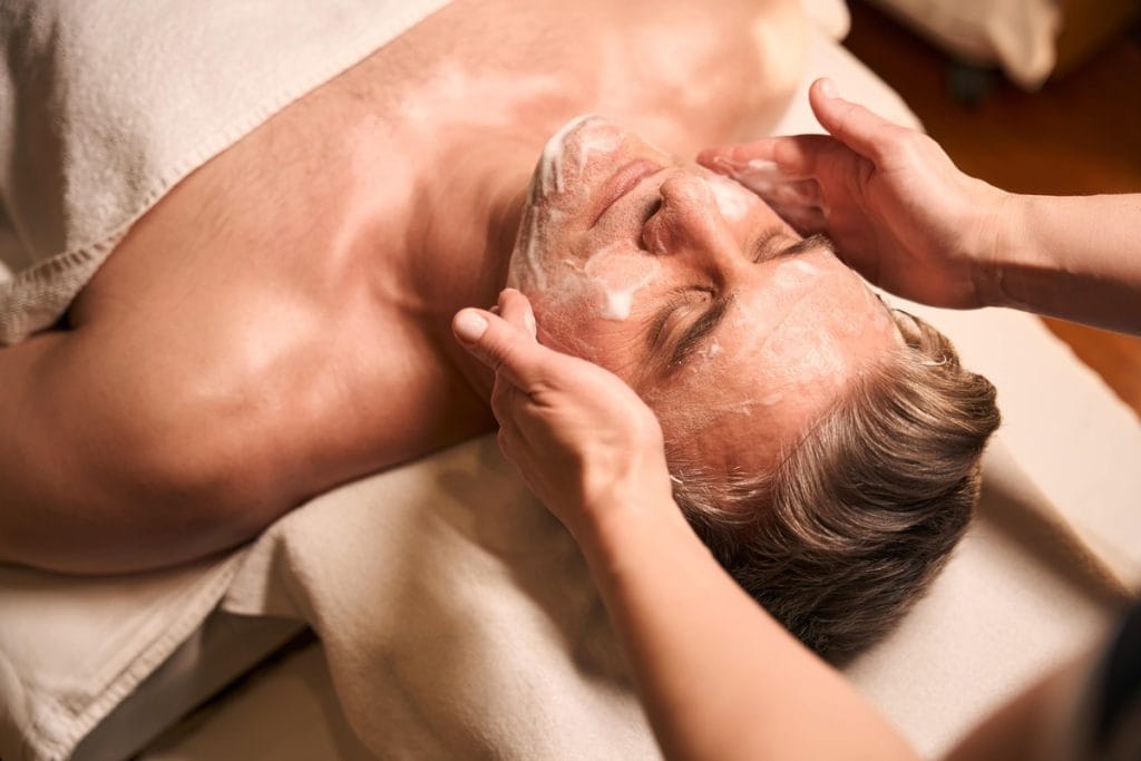 Veido valymas vyrams atliekamas profesionalios procedūros metu