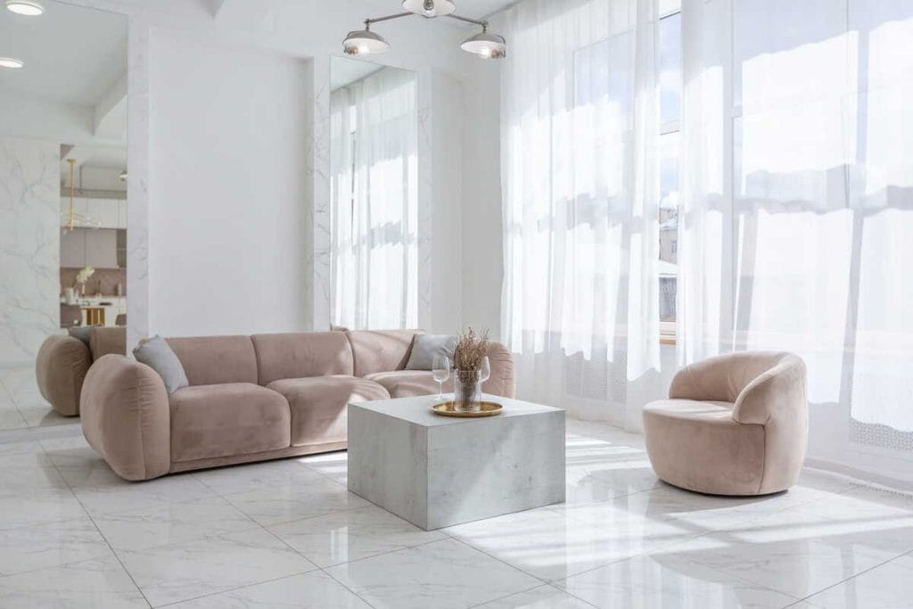 Minimalizmas namuose sukuria šviesią svetainę, kur mažiau baldų ir daugiau natūralios šviesos