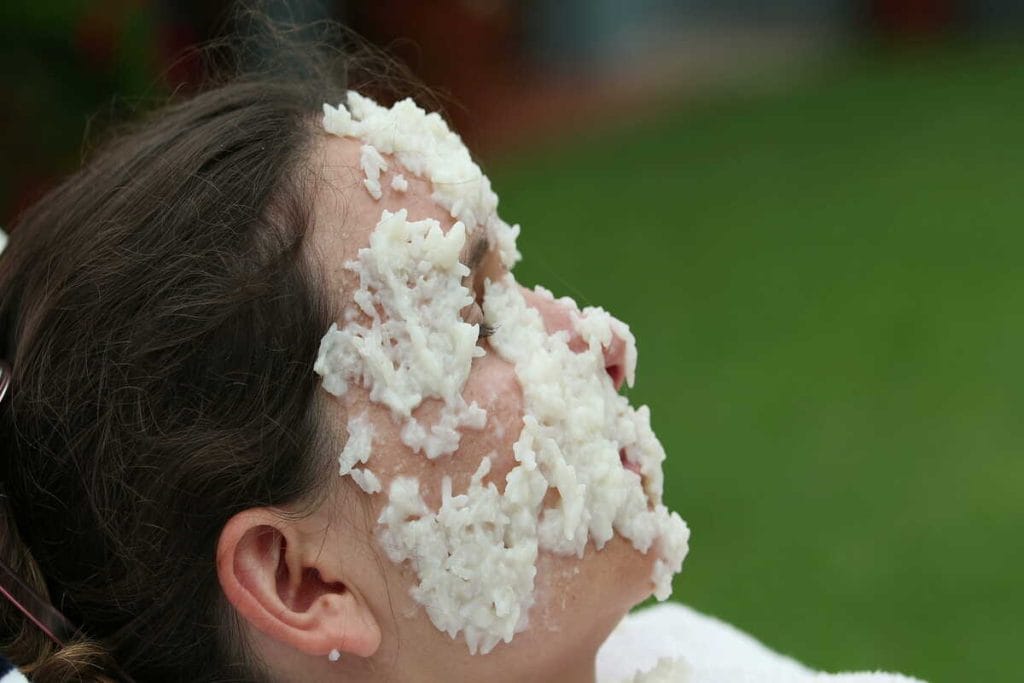 Natūrali veido kaukė iš ryžių užtepta ant veido