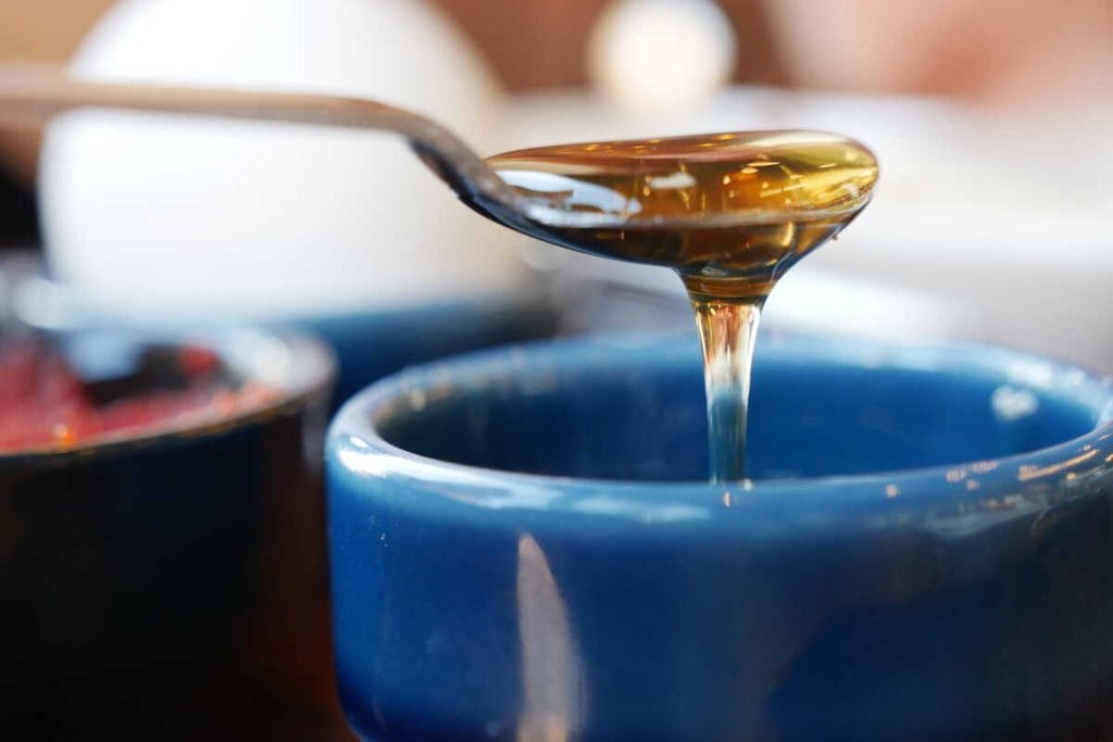 Natūrali veido kaukė maišoma su skystais natūraliais ingredientais