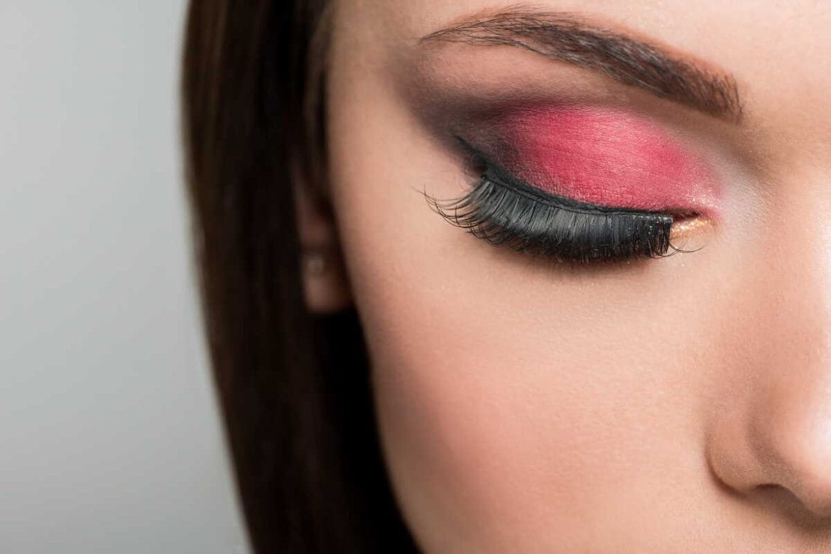 Artimas akių makiažo vaizdas su uždėtomis priklijuojamomis blakstienomis