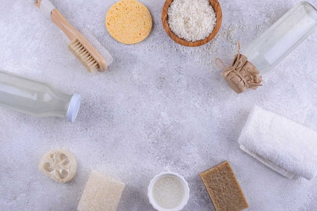 Natūralios plaukų priežiūros priemonės su ryžiais, tarp kurių yra ir ryžių vanduo plaukams