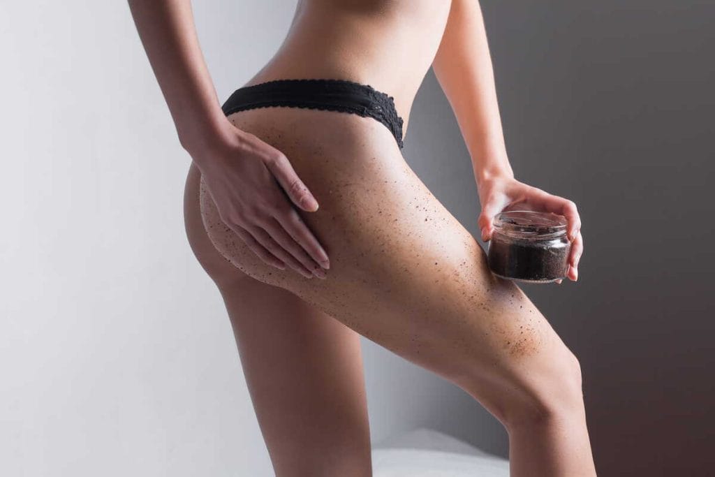 Kavos tirščiais šveičiama šlaunies oda kūno priežiūrai