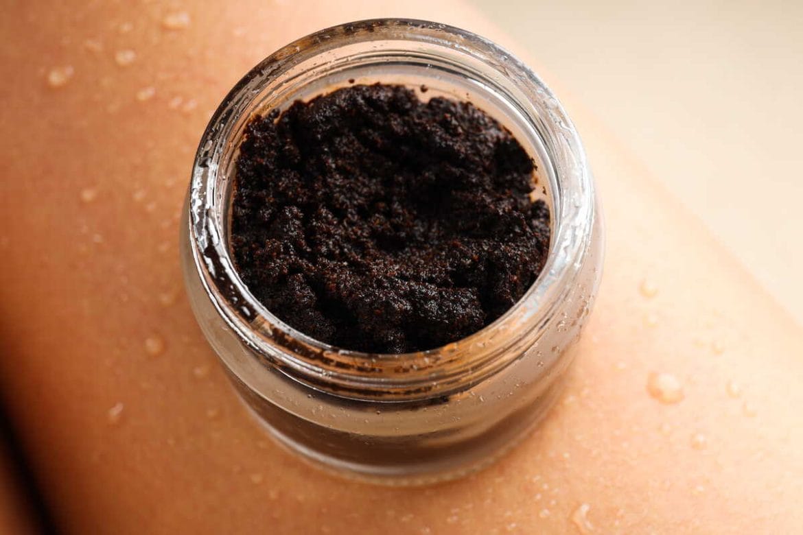 Stiklainėlis su kavos tirščių kūno šveitikliu