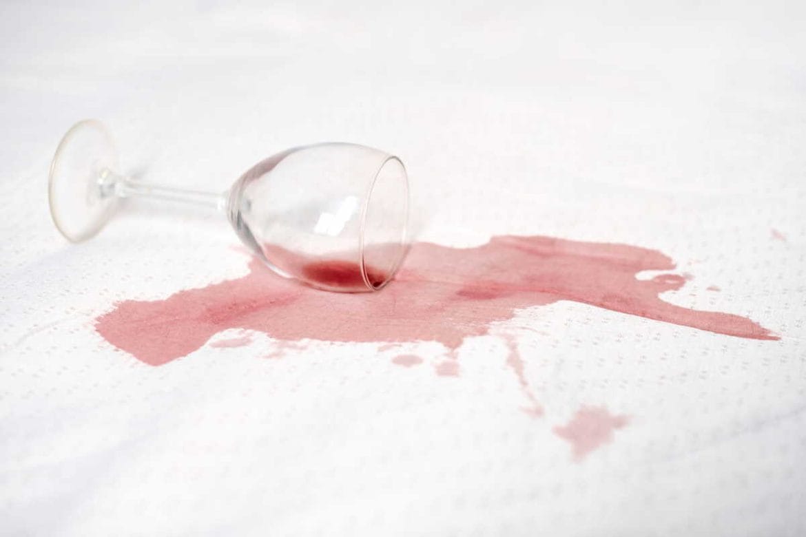 Raudono vyno dėmė ant audinio – kaip išvalyti dėmes iš drabužių greitai ir saugiai