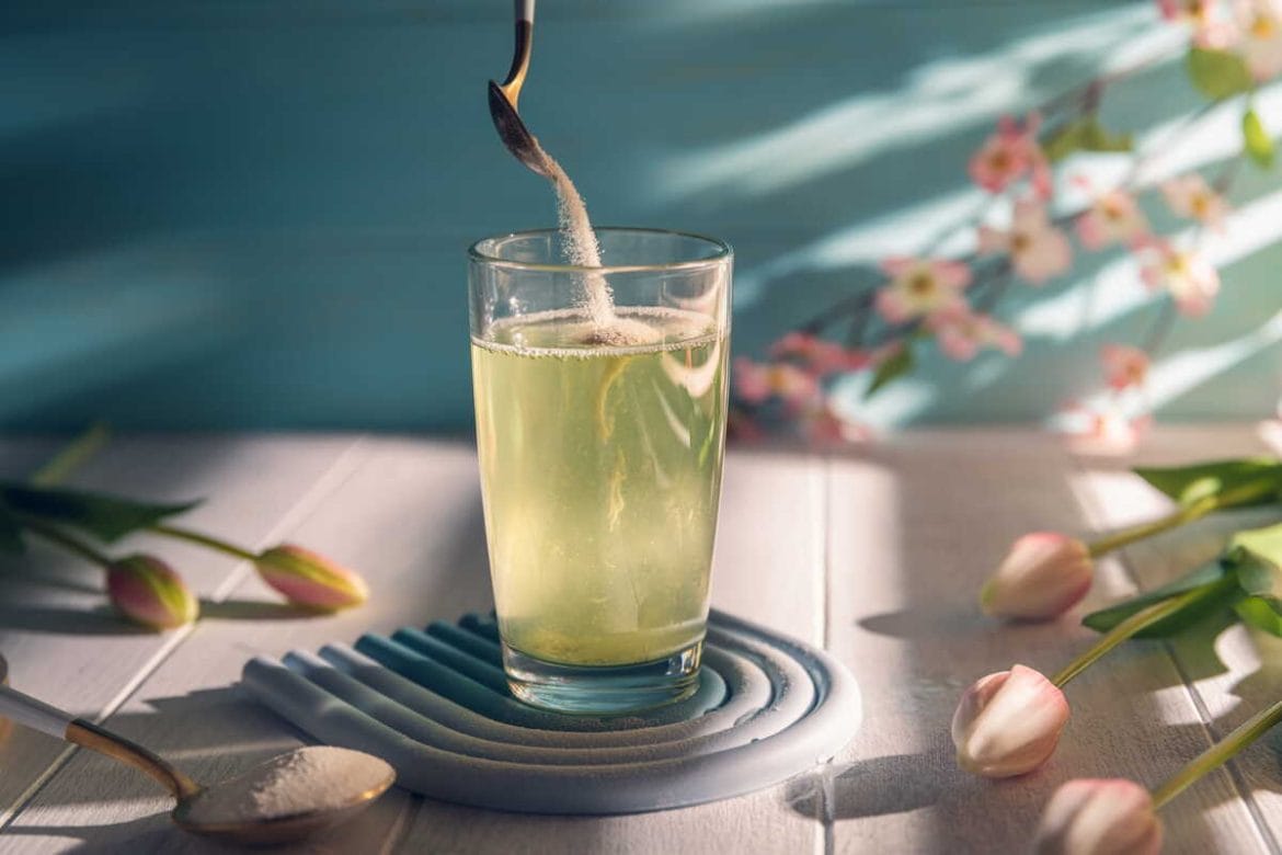 Kolagenas ir hialurono rūgštis miltelių pavidalu maišomi stiklinėje