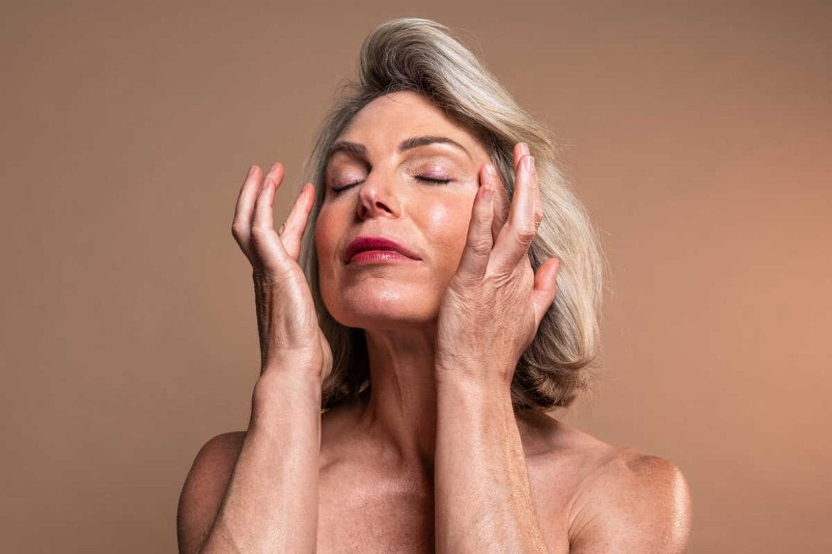 Brandžios odos savimasažas ir veido masažas namuose raumenų įtampai mažinti.